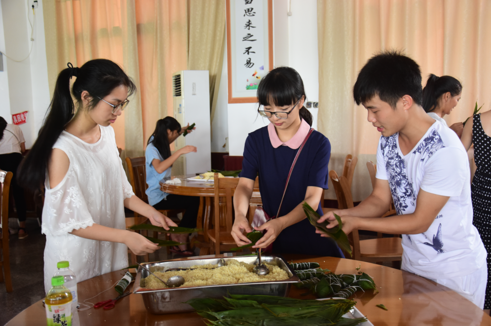 学生团队一起包粽子