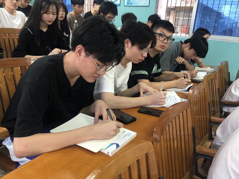 图1：学生第二党支部“学史增信 跟党走”读书分享会现场.jpg