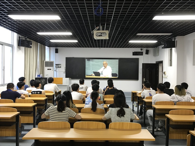 学生第一党支部师生观看学习党课.jpg