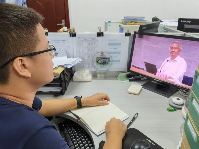 图3：学生第二党支部教师认真学习“中国共产党在民主革命时期的精神谱系”党课.jpg