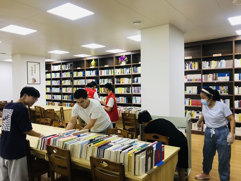 图3：学生第二党支部党员在相思湖校区图书馆打扫卫生.jpg